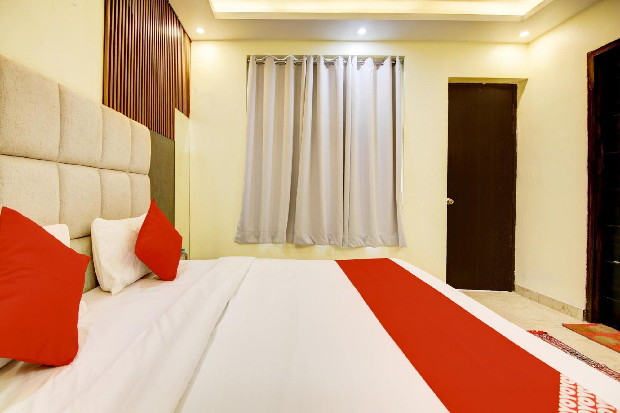 Oyo White House Hotel Noida Eksteriør billede