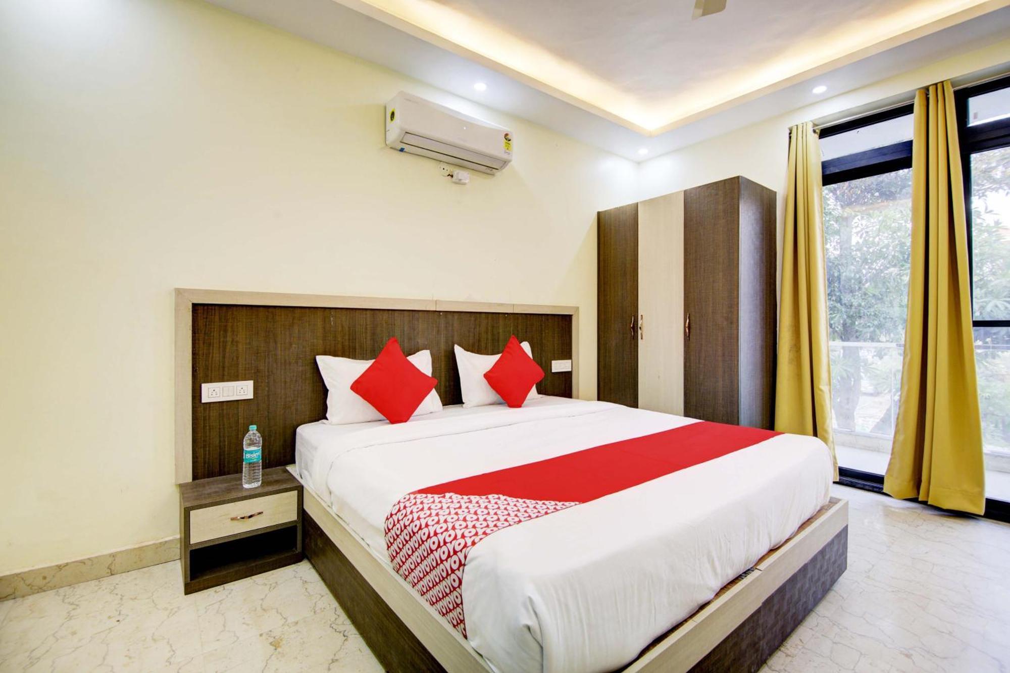 Oyo White House Hotel Noida Eksteriør billede